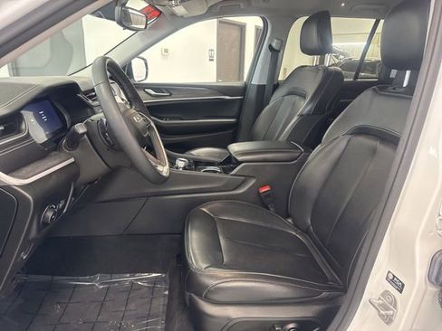 Used 2023 Jeep Grand Cherokee Limited AWD/4WD image 16