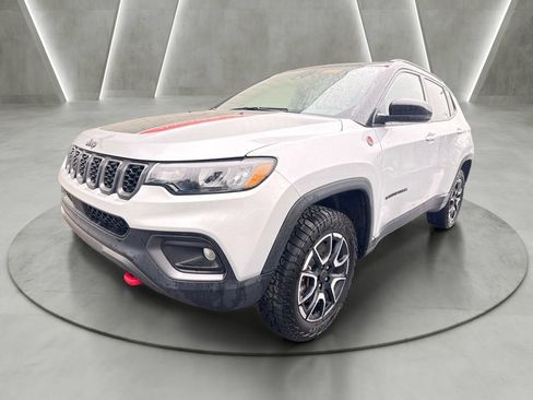 Used 2025 Jeep Compass Trailhawk AWD/4WD image 3