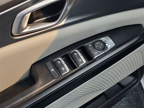 Used 2024 Kia Carnival LX image 19