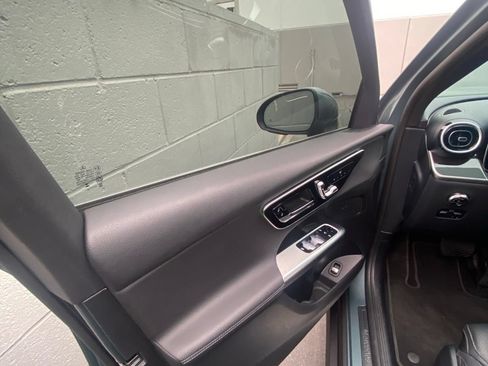 Used 2025 Mercedes-Benz GLC 300 4MATIC image 9
