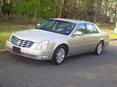 Used 2009 Cadillac DTS w/ Trunk Convenience Package FWD image 29
