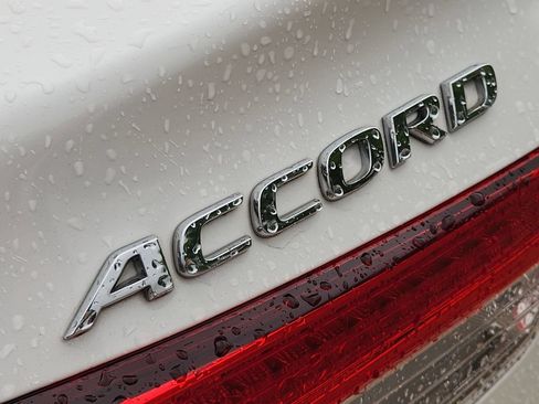 Used 2018 Honda Accord EX image 10
