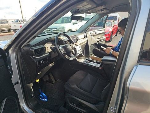 Used 2023 Ford Explorer XLT RWD image 2