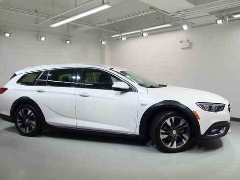 Used 2020 Buick Regal Preferred w/ Sights and Sounds Package AWD/4WD image 11