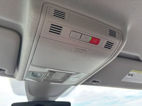 Used 2022 Volkswagen Tiguan SE image 40