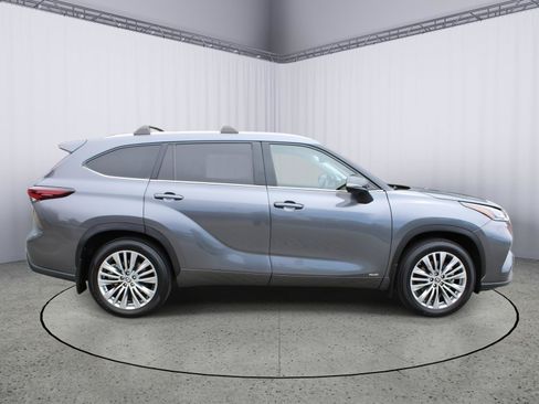 Used 2024 Toyota Highlander Platinum AWD/4WD image 9