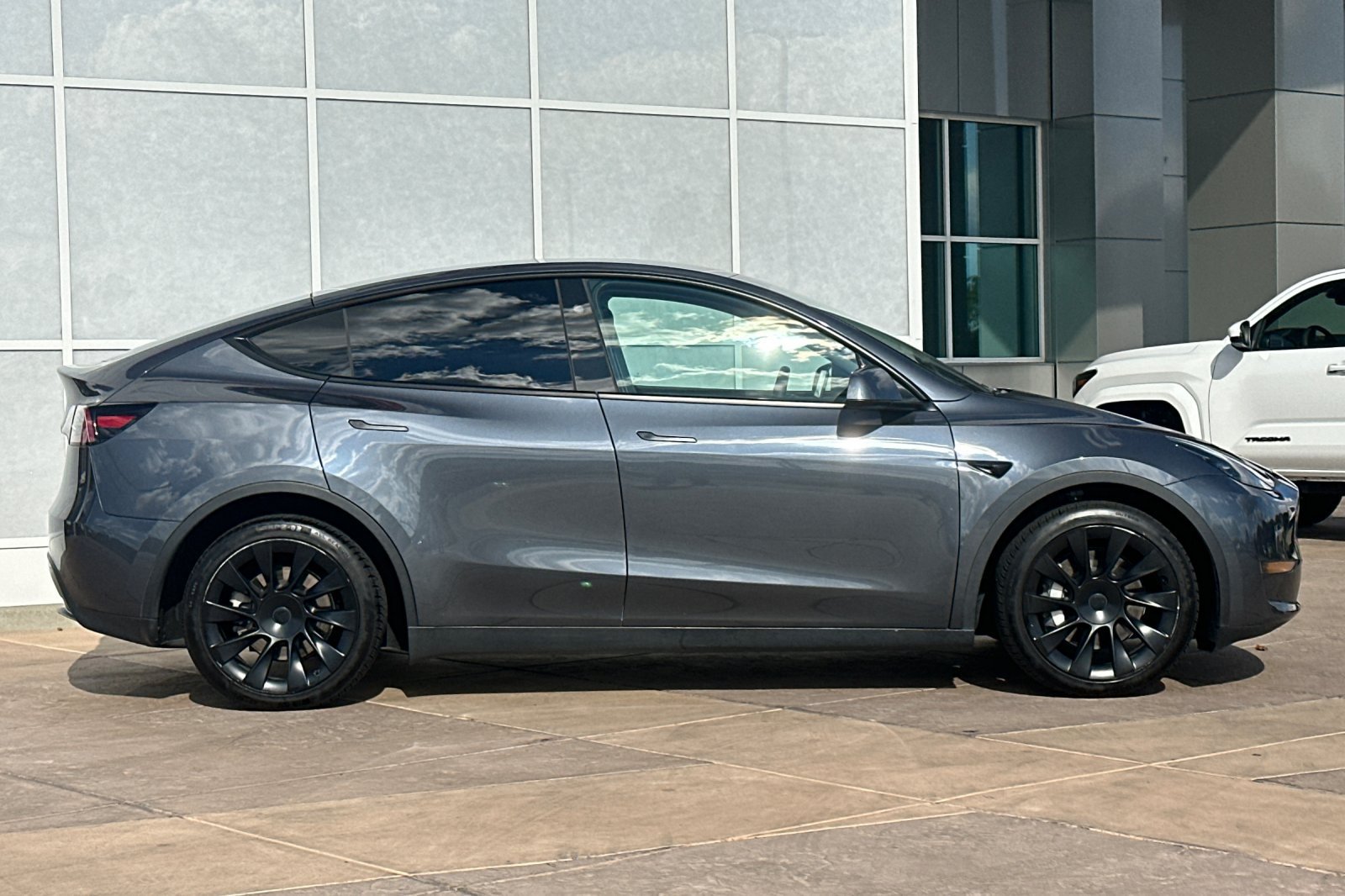 Used 2023 Tesla Model Y Long Range AWD/4WD image 3