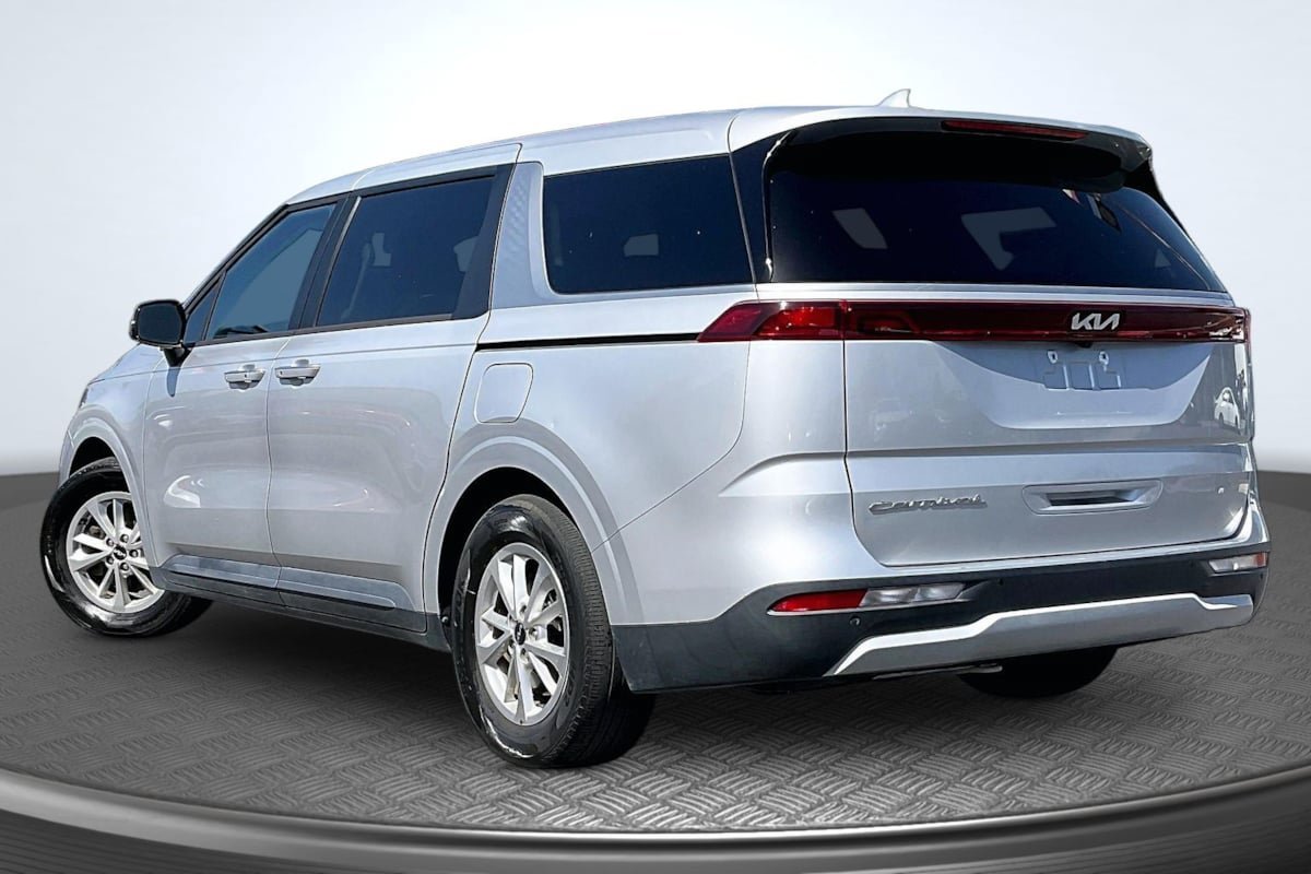 Used 2022 Kia Carnival LX FWD image 2