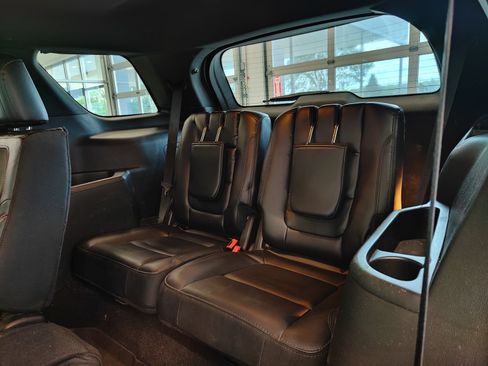 Used 2019 Ford Explorer XLT w/ Equipment Group 202A AWD/4WD image 11