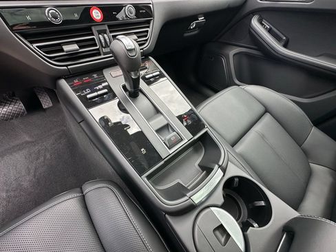 Used 2026 Porsche Macan AWD/4WD image 30