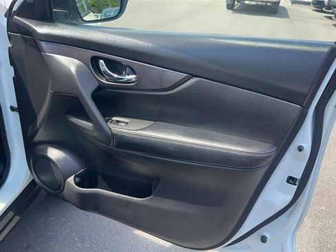 Used 2016 Nissan Rogue SV w/ SV Premium Package image 17