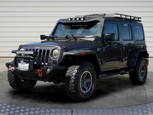 Used 2014 Jeep Wrangler Unlimited Sahara w/ Connectivity Group AWD/4WD image 3