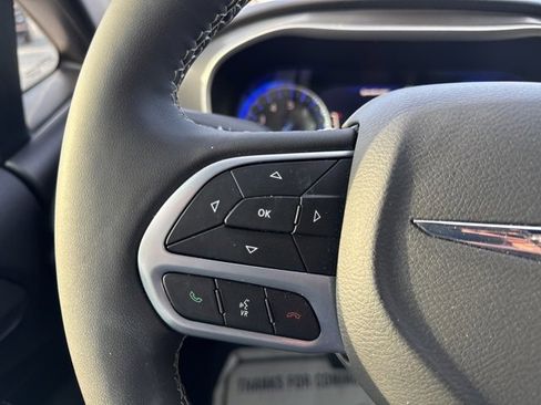 Used 2025 Chrysler Pacifica Select image 12