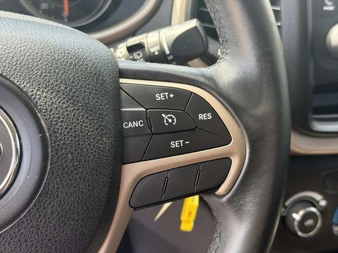 Used 2016 Jeep Cherokee Sport FWD image 9