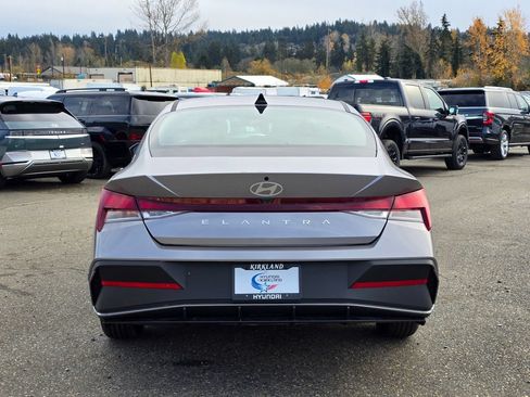 Certified 2025 Hyundai Elantra SE FWD image 6