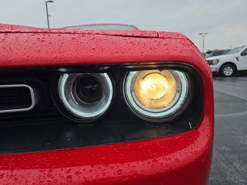 Used 2019 Dodge Challenger SXT image 6