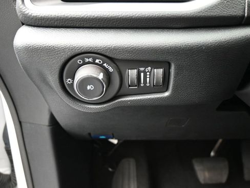 Used 2025 Chrysler Pacifica Select FWD image 14