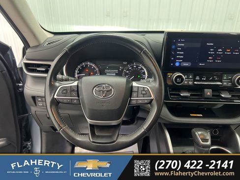 Used 2024 Toyota Highlander XLE image 26