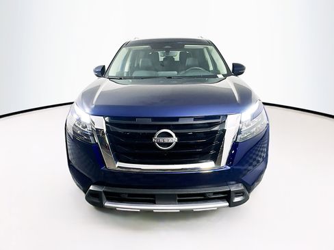 Used 2025 Nissan Pathfinder SL image 2