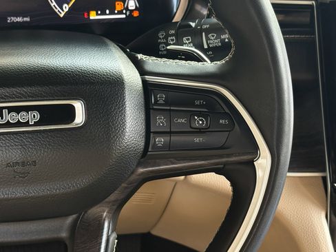 Used 2023 Jeep Grand Cherokee Limited w/ Luxury Tech Group II AWD/4WD image 30