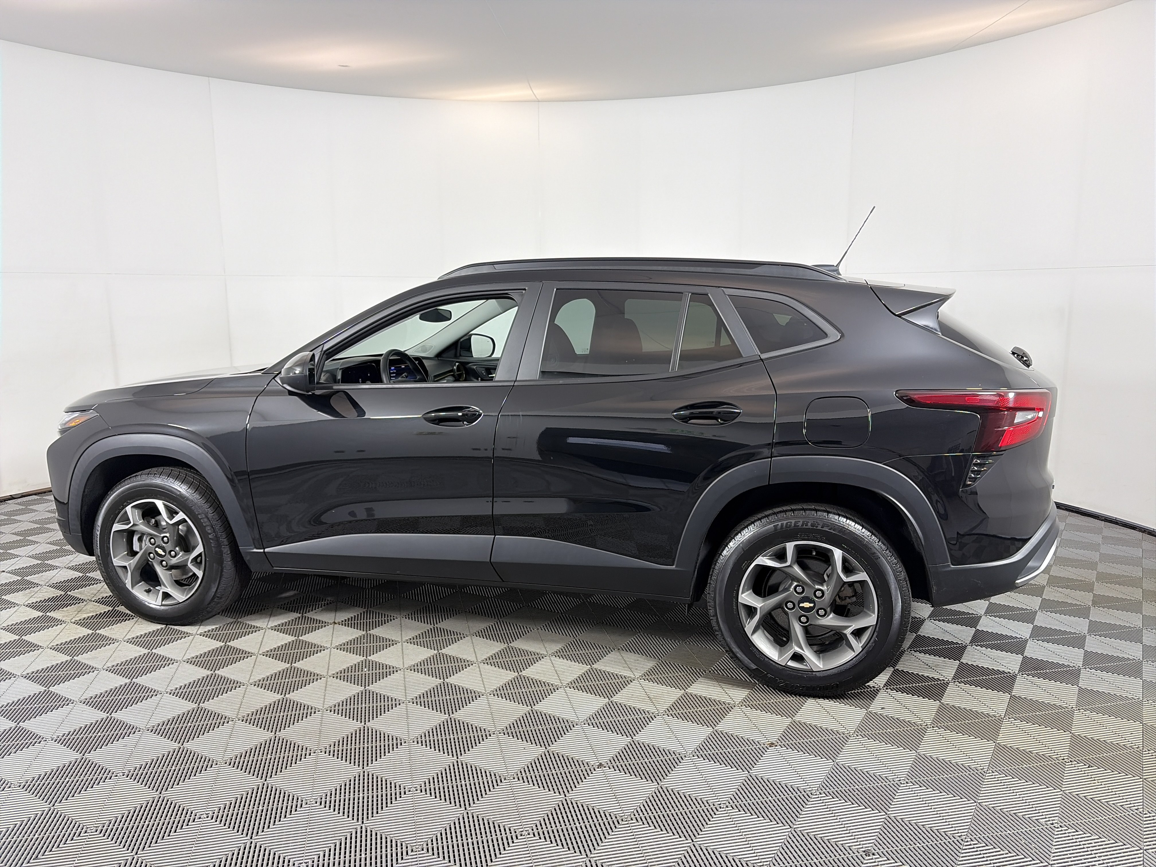 Used 2024 Chevrolet Trax LT w/ Driver Confidence Package FWD image 8