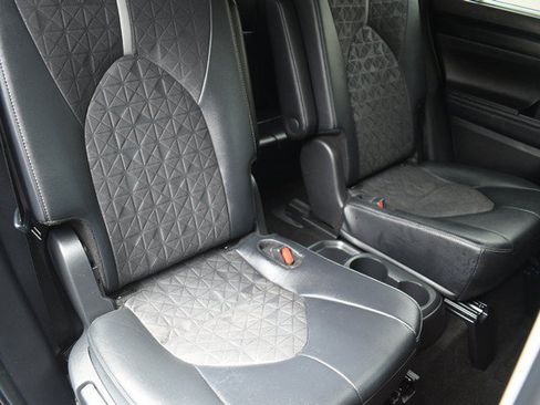 Certified 2024 Toyota Highlander XLE AWD/4WD image 29