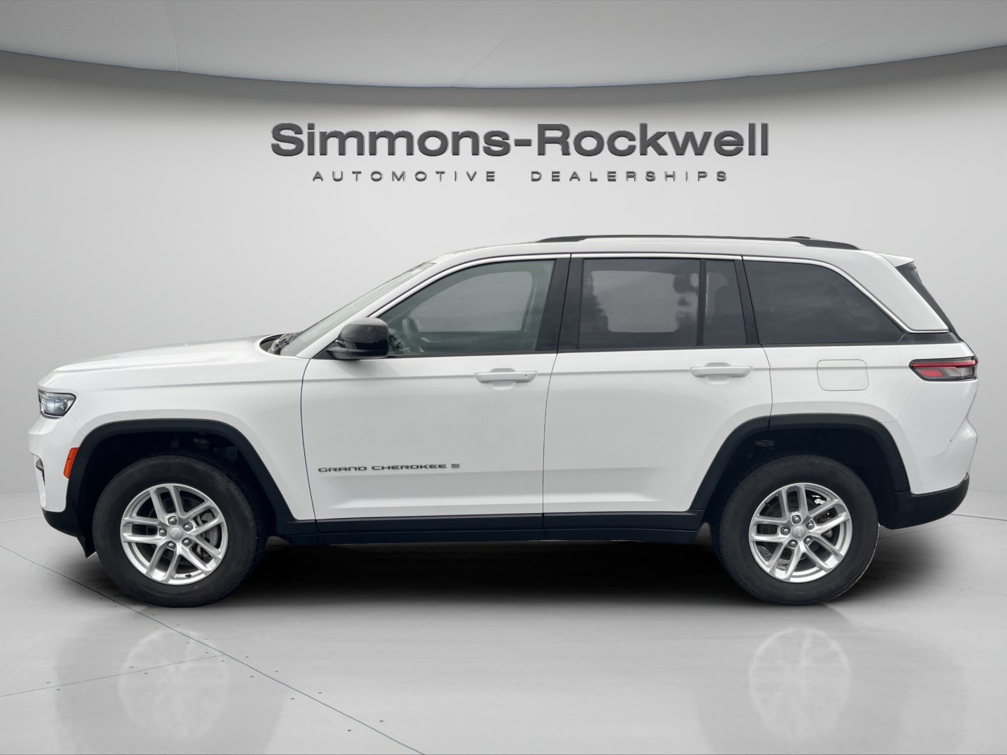 Used 2023 Jeep Grand Cherokee Laredo w/ Luxury Tech Group I AWD/4WD image 2