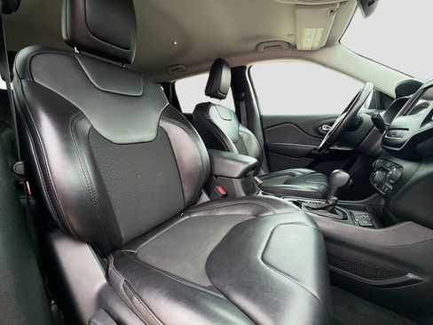 Used 2021 Jeep Cherokee Latitude Plus image 32