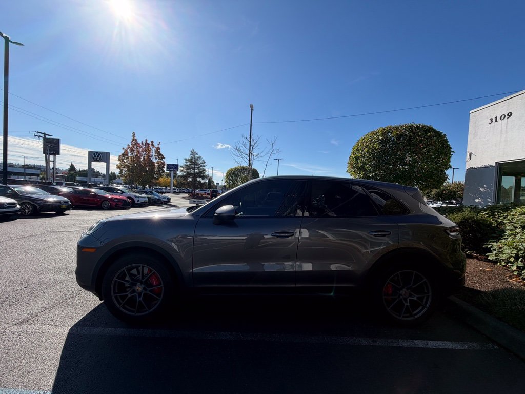 Used 2024 Porsche Cayenne S AWD/4WD image 4