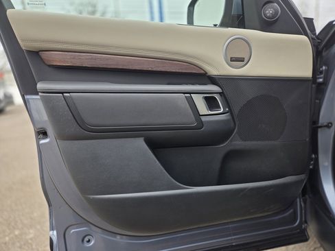 Used 2019 Land Rover Discovery HSE image 13