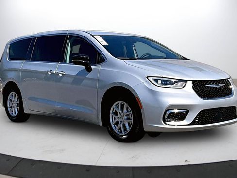 Used 2024 Chrysler Pacifica Touring-L FWD image 2