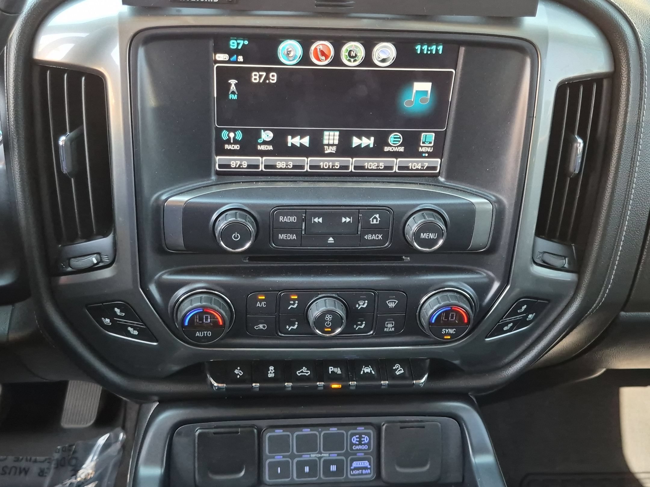 Used 2018 Chevrolet Silverado 1500 LTZ Z71 w/ LTZ Plus Package AWD/4WD image 18