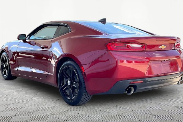 Used 2018 Chevrolet Camaro LT RWD image 4
