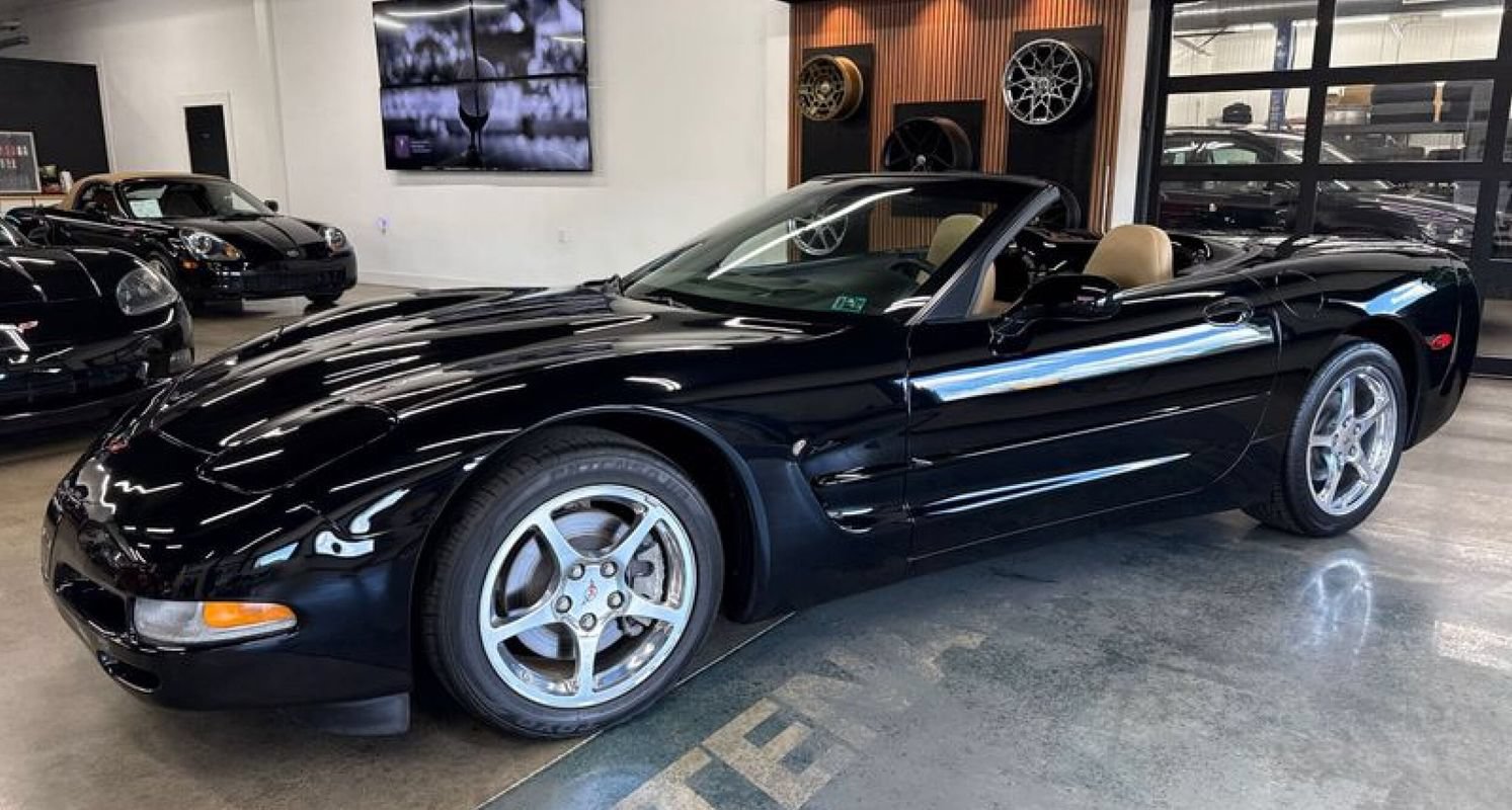 Used 2002 Chevrolet Corvette Convertible w/ Preferred Equipment Group2 RWD image 1