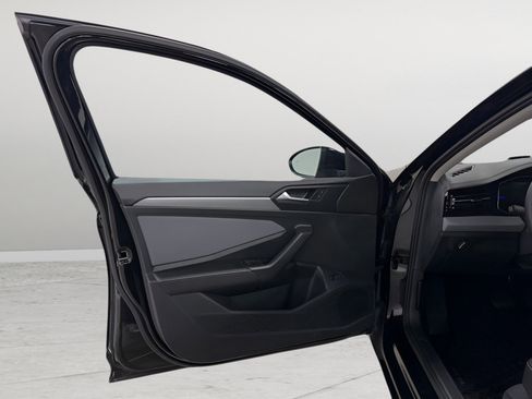 Certified 2025 Volkswagen Jetta SE image 18