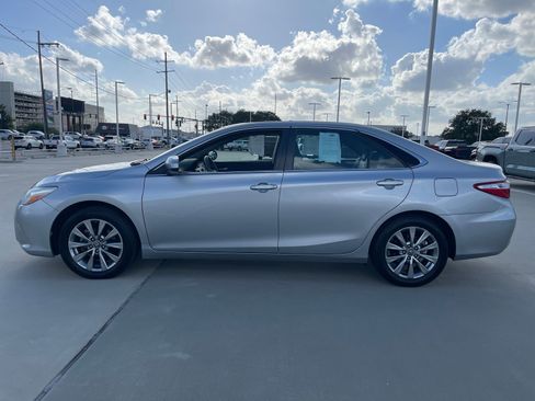 Used 2017 Toyota Camry XLE w/ Moonroof Package FWD image 2