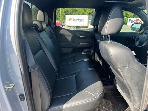 Used 2020 Toyota Tacoma TRD Off-Road w/ TRD Premium Off Road Package AWD/4WD image 10