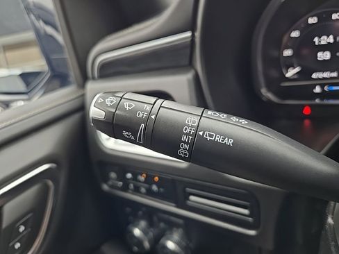 Used 2023 GMC Yukon SLT w/ SLT Premium Package image 18