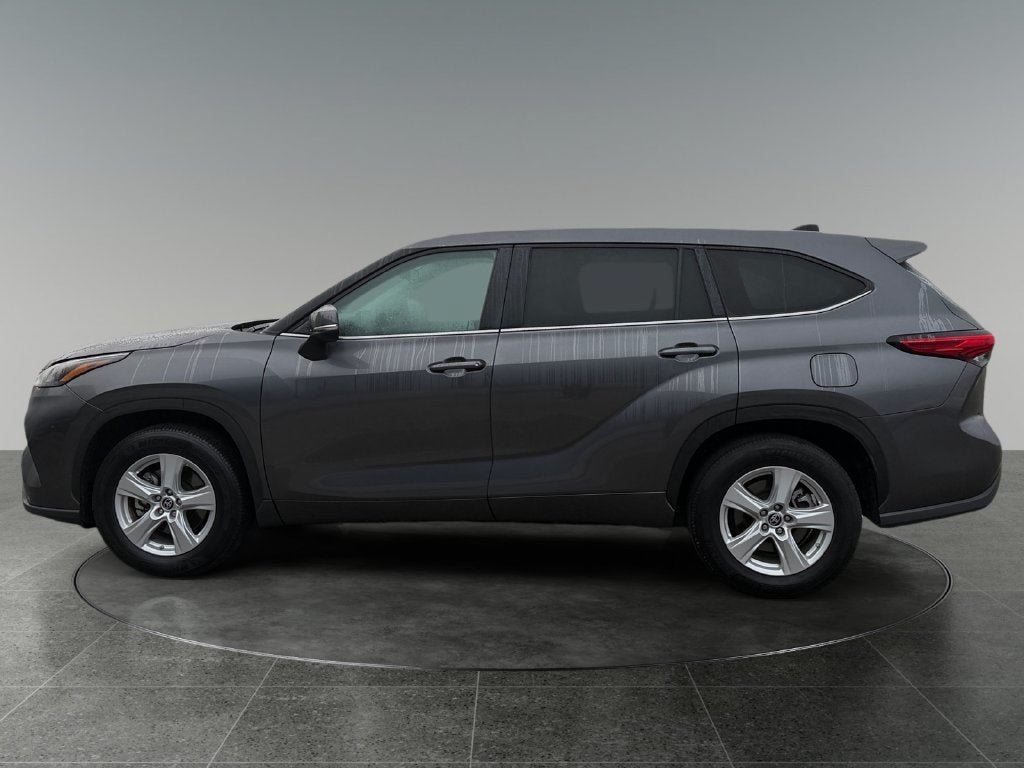 Used 2023 Toyota Highlander LE FWD image 5