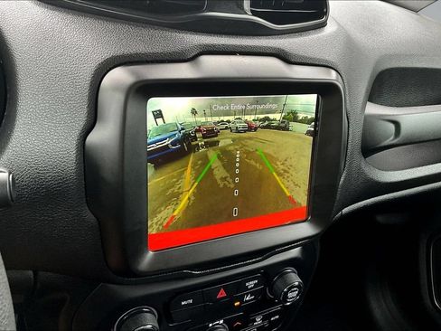 Used 2023 Jeep Renegade Latitude AWD/4WD image 15