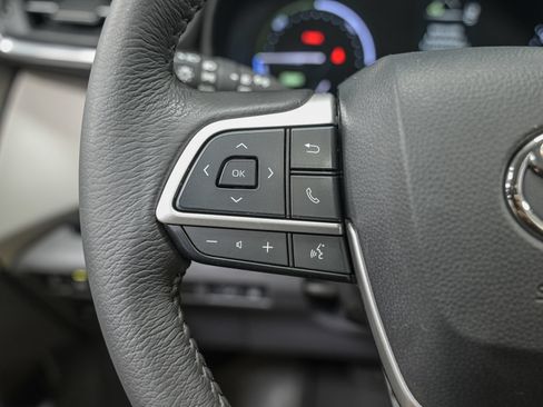 Used 2024 Toyota Sienna XLE w/ XLE Plus Package FWD image 19