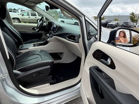 Used 2024 Chrysler Pacifica Limited FWD image 55