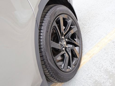 Certified 2025 Land Rover Discovery S AWD/4WD image 40