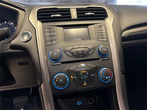 Used 2017 Ford Fusion SE image 24