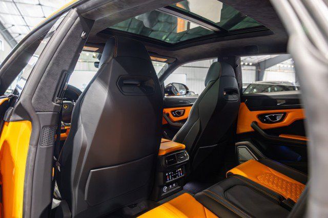 Used 2022 Lamborghini Urus AWD/4WD image 45