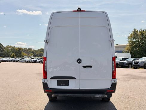 Used 2021 Mercedes-Benz Sprinter 2500 image 8