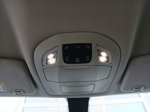 Used 2022 Chrysler Voyager LX image 14