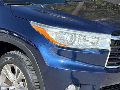 Used 2015 Toyota Highlander Plus FWD image 11