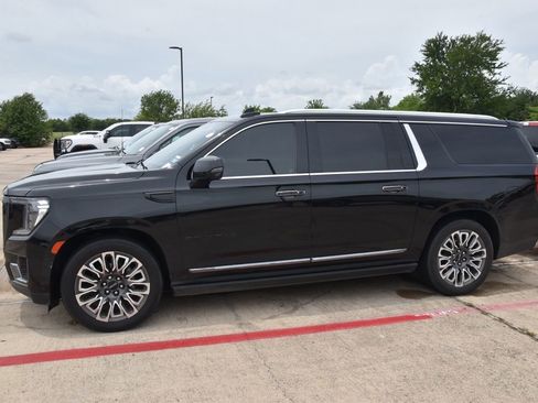 Used 2023 GMC Yukon XL Denali Ultimate w/ LPO, Floor Liner Package AWD/4WD image 9