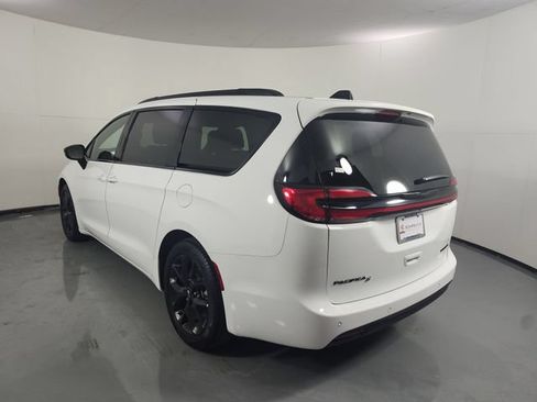 Used 2025 Chrysler Pacifica Limited FWD image 33